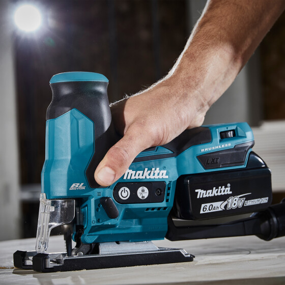 Makita Akku-Pendelhubstichsäge 18V 135 mm 800-3.000 min-1 DJV185RF1J