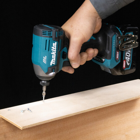 Makita Akku-Schlagschrauber XGT 40V max. 1/4" 210 Nm 0-3.700 min-1 TD003GZ