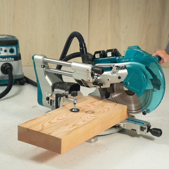 Makita Akku-Kapp- und Gehrungssäge 2x18V 305 mm 4.400 min-1 DLS211ZU